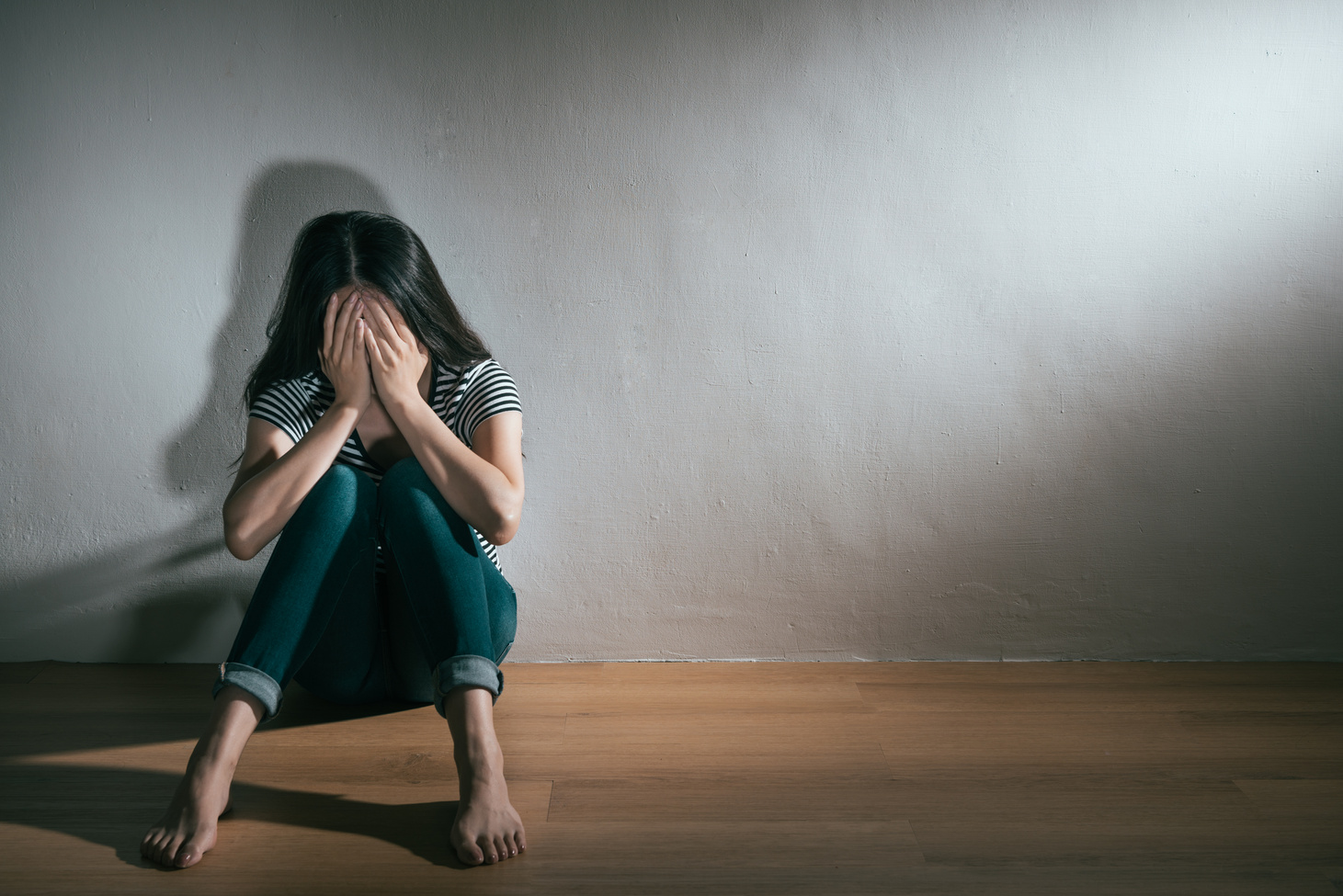 woman getting depression bipolar disorder problem